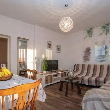 Strandnahes, Ruhig Gelegenes Mit Eigenem Pool Auf Der Insel * Murter